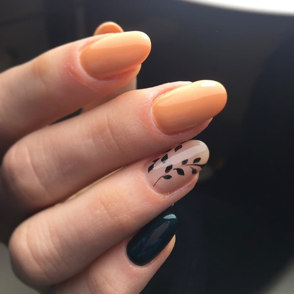 Разноцветный маникюр на овальные ногти осенний, фото - Ногтевая студия Fantasy nail