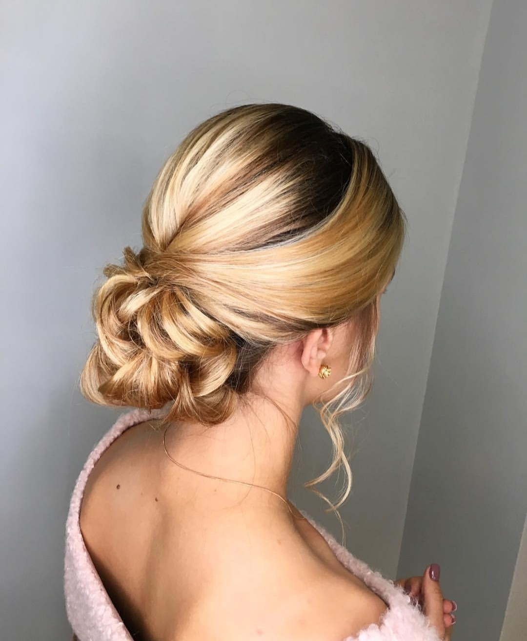 Укладка волосся блонд зачіска пучок, фото - Нігтьова студія Candy Beauty Bar