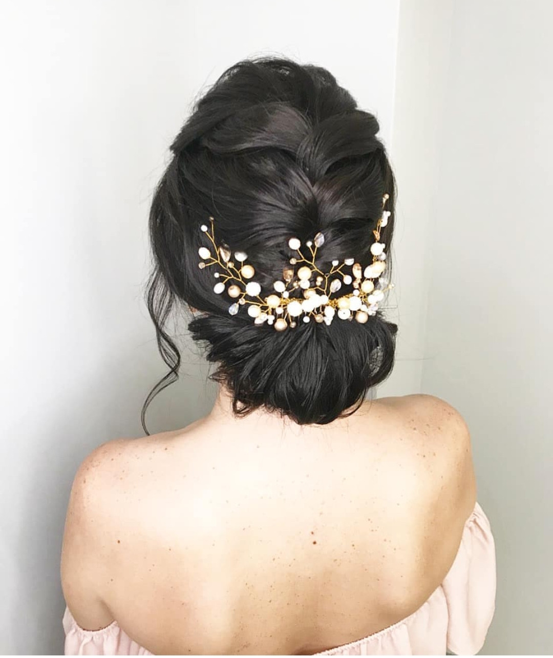 Весільна зачіска пучок темне волосся, фото - Нігтьова студія Candy Beauty Bar