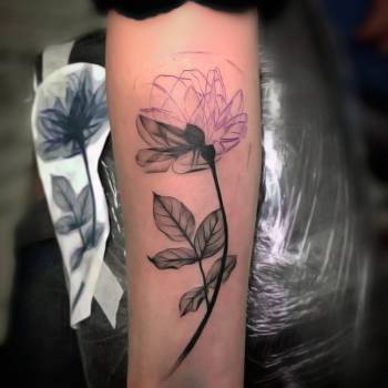 тату квітка чб