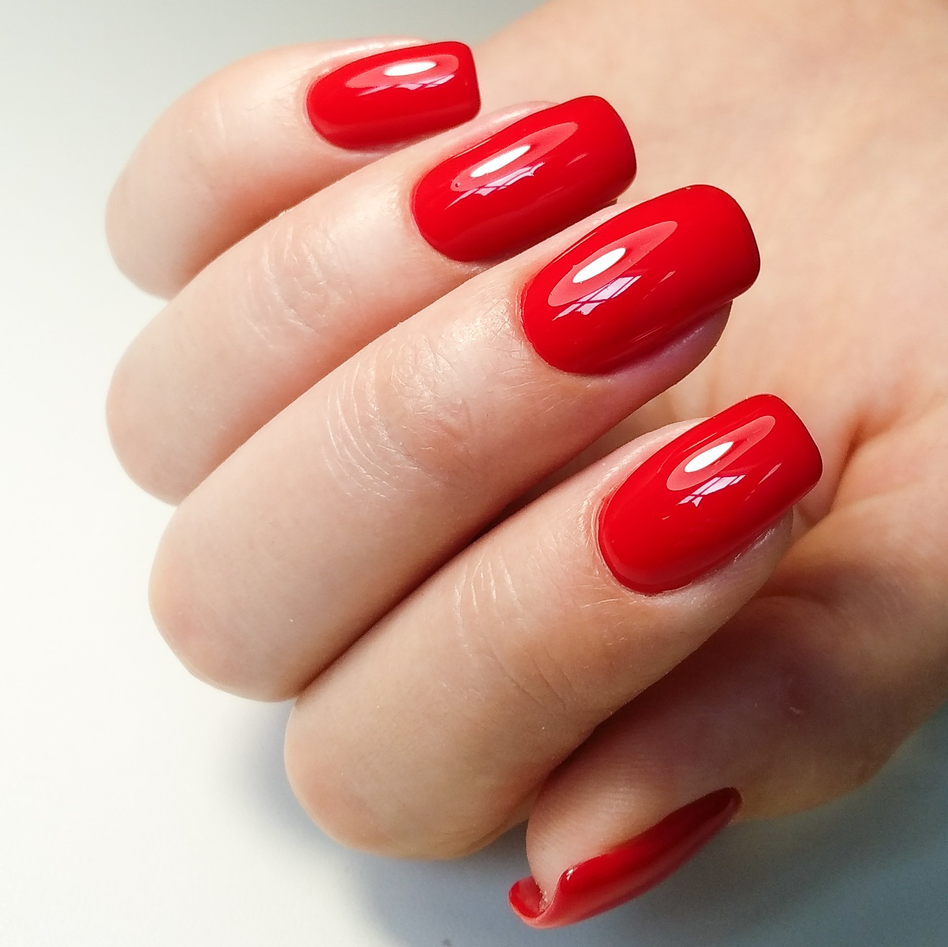 Классический маникюр красный яркий, фото - Ногтевая студия Holy Nails