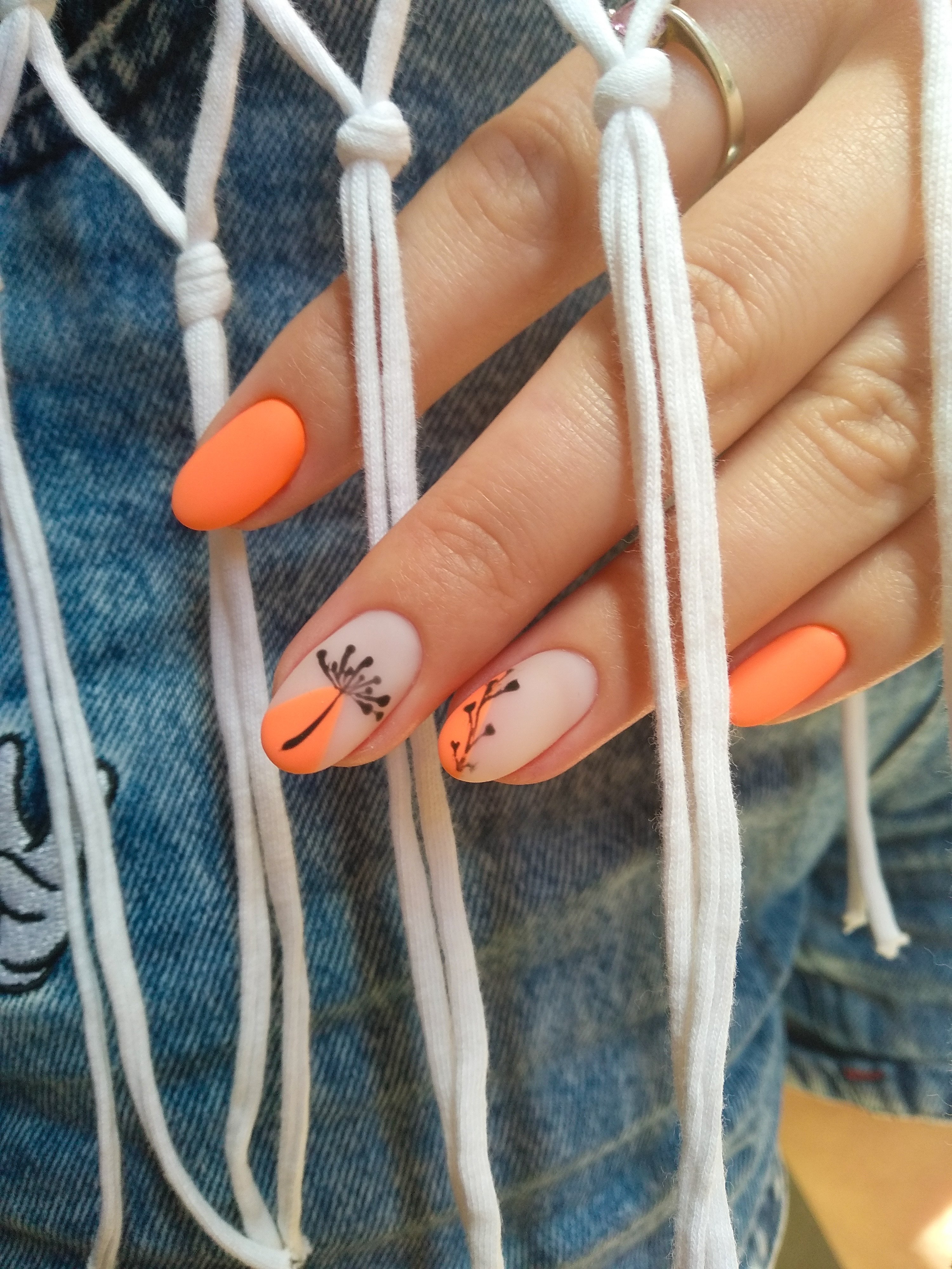 Матовий манікюр помаранчевий мінімалізм, фото - Нігтьова студія Holy Nails