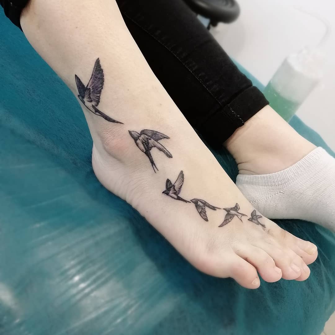 Для дівчат чорно-білі ластівки, фото - Тату салон HouseInk Tattoo Studio
