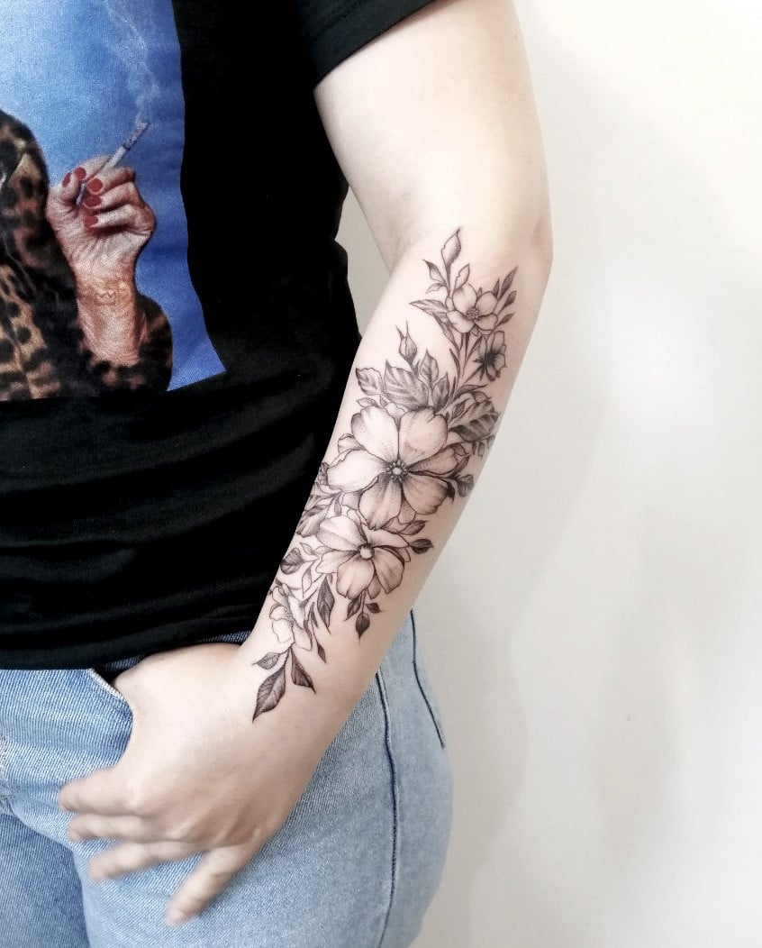 Для дівчат на передпліччі реалізм, фото - Тату салон HouseInk Tattoo Studio