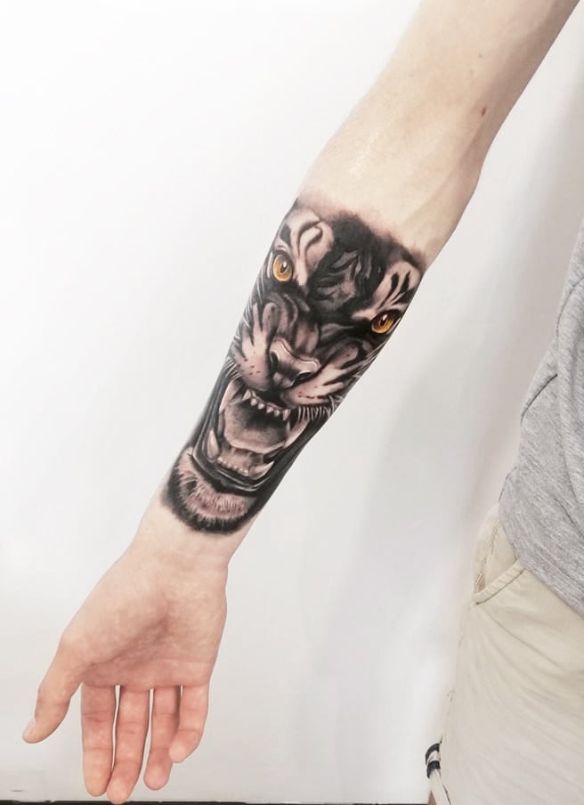 Мужские на предплечье реализм, фото - Тату салон HouseInk Tattoo Studio