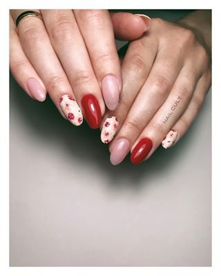 Красный маникюр нюдовый с рисунком, фото -  Nail Cult