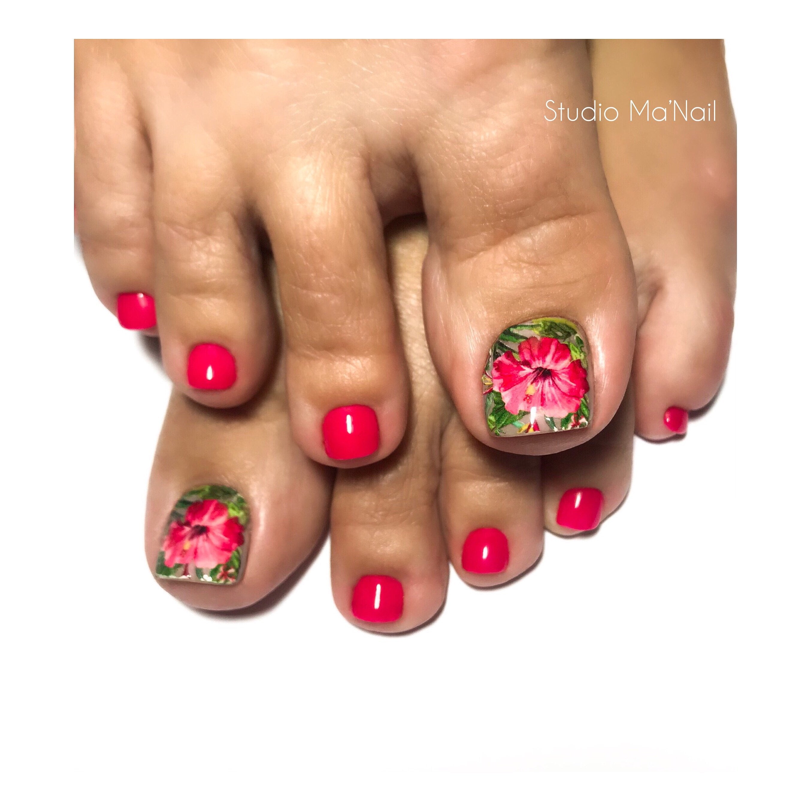 Педикюр красивый летний, фото - Ногтевая студия Studio Ma’Nail