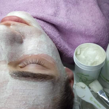 чистка лица, этап - нанесения поросуживающей, антисептическо