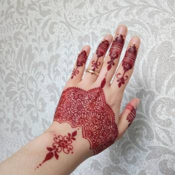 Красная краска, держится до недели