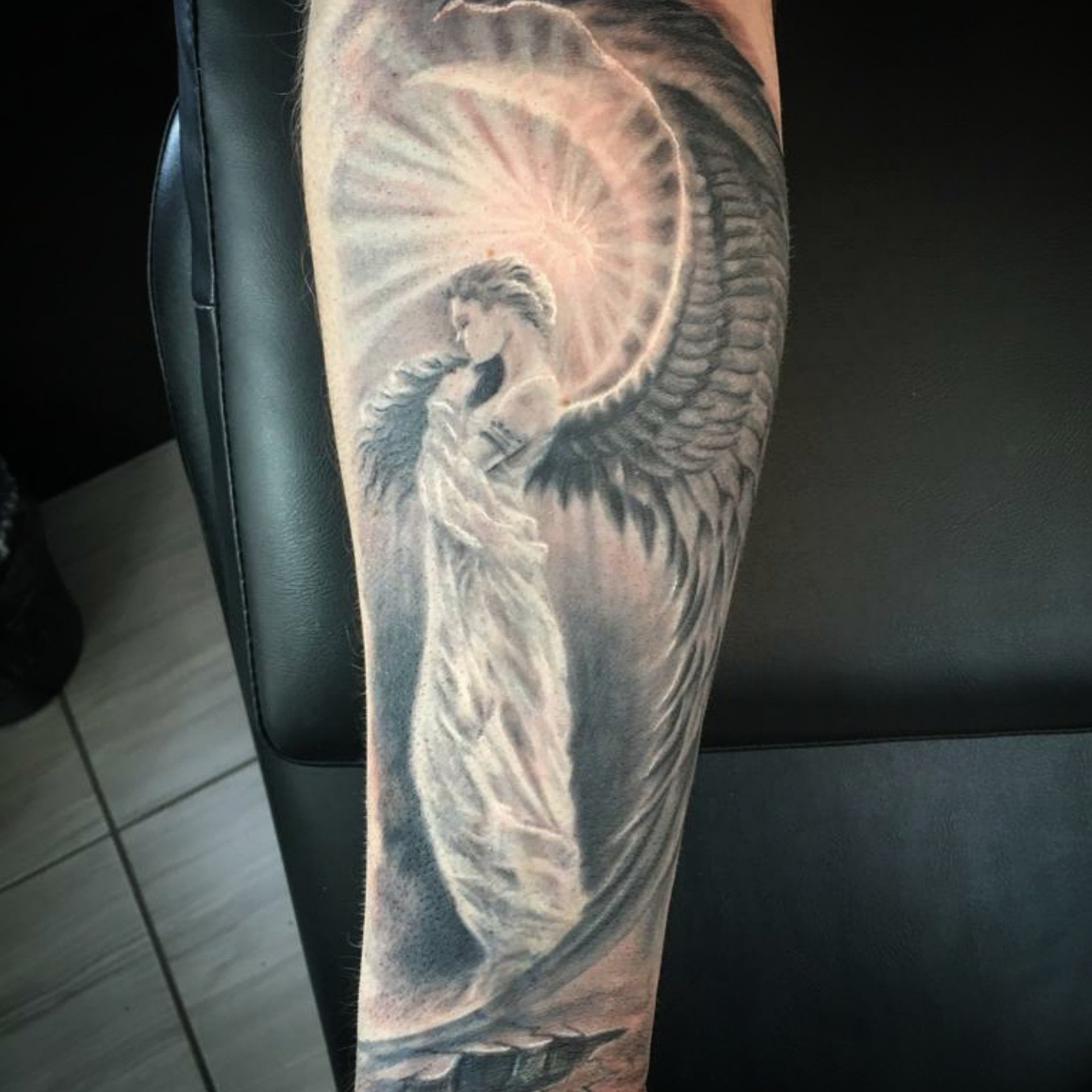 На руці янгол реалізм, фото - Тату салон Saba Tattoo Studio