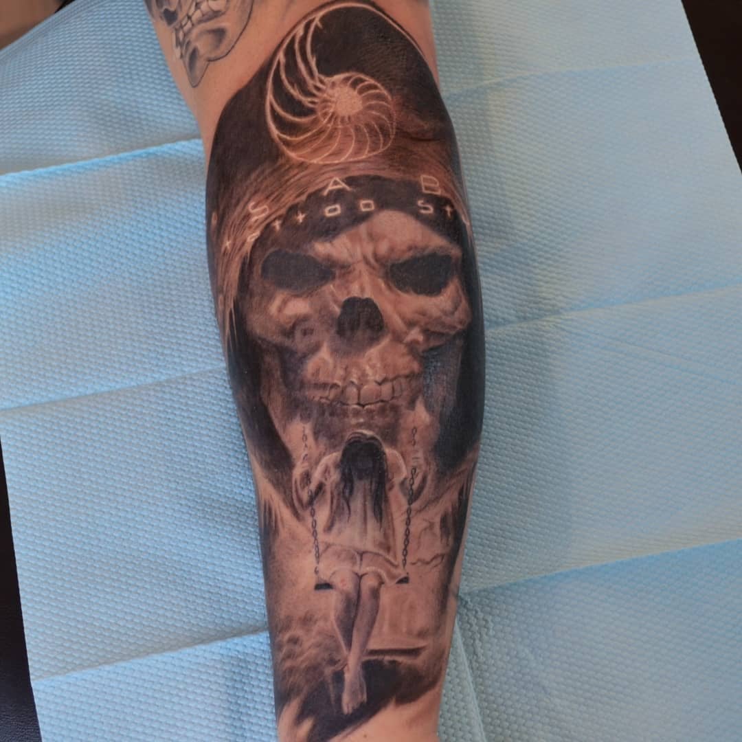 На руке череп реализм, фото - Тату салон Saba Tattoo Studio