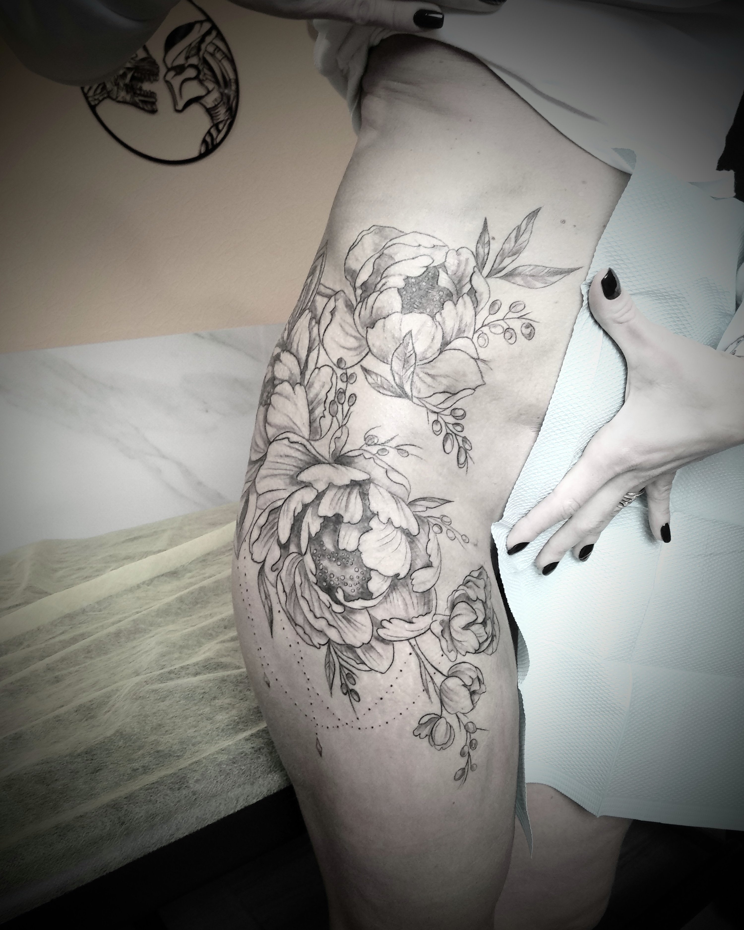Женские черно-белые цветы, фото - Тату салон Saba Tattoo Studio