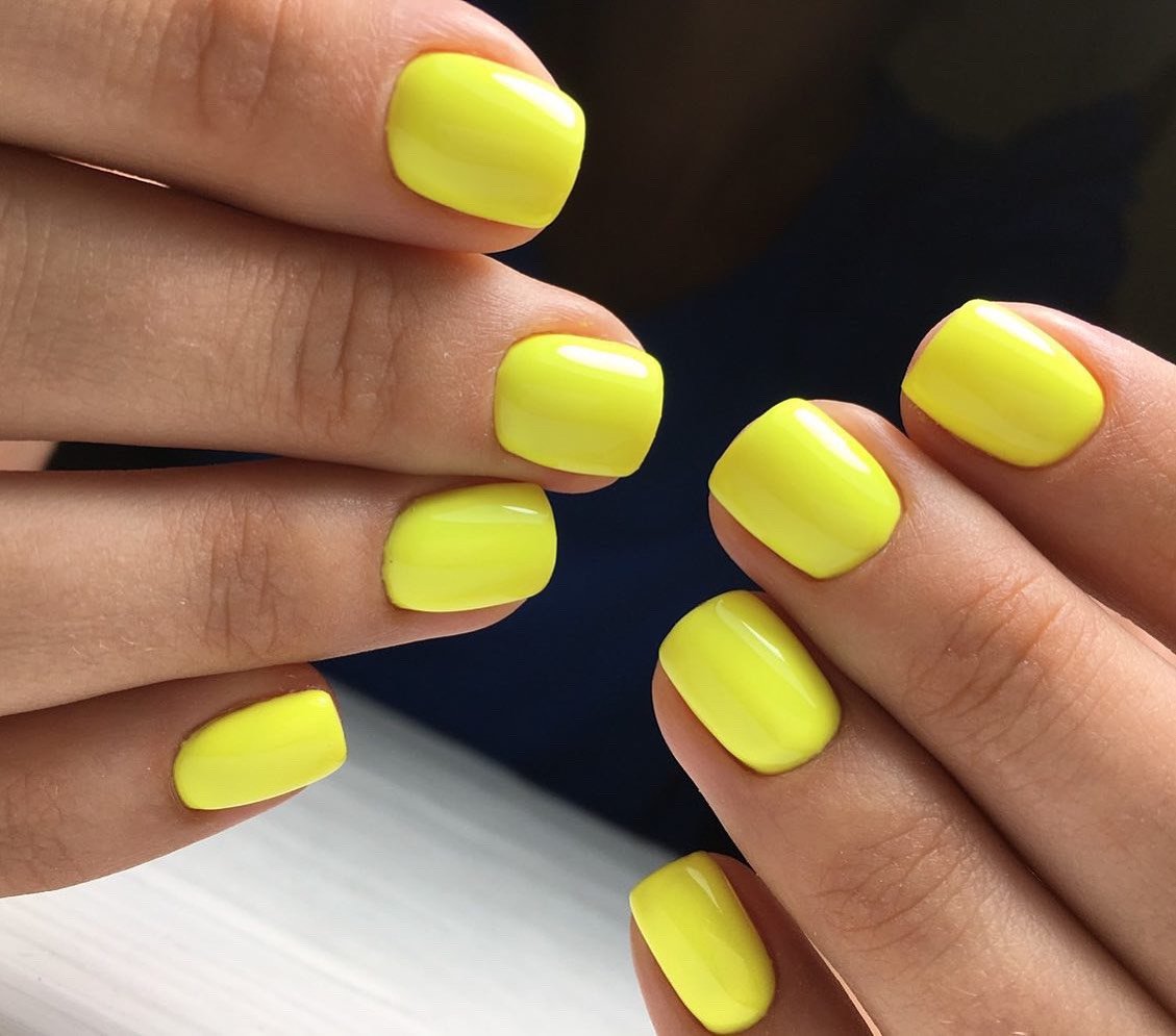 Маникюр на короткие ногти яркий желтый, фото -  Beauty Pro