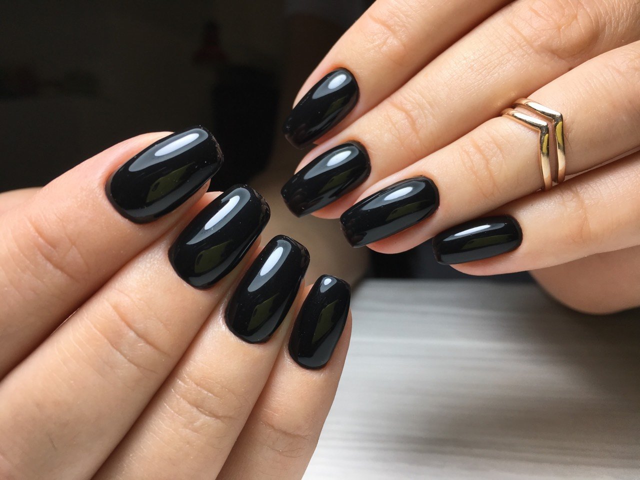 Черный маникюр однотонный (монохромный) темный, фото -  Beauty Pro