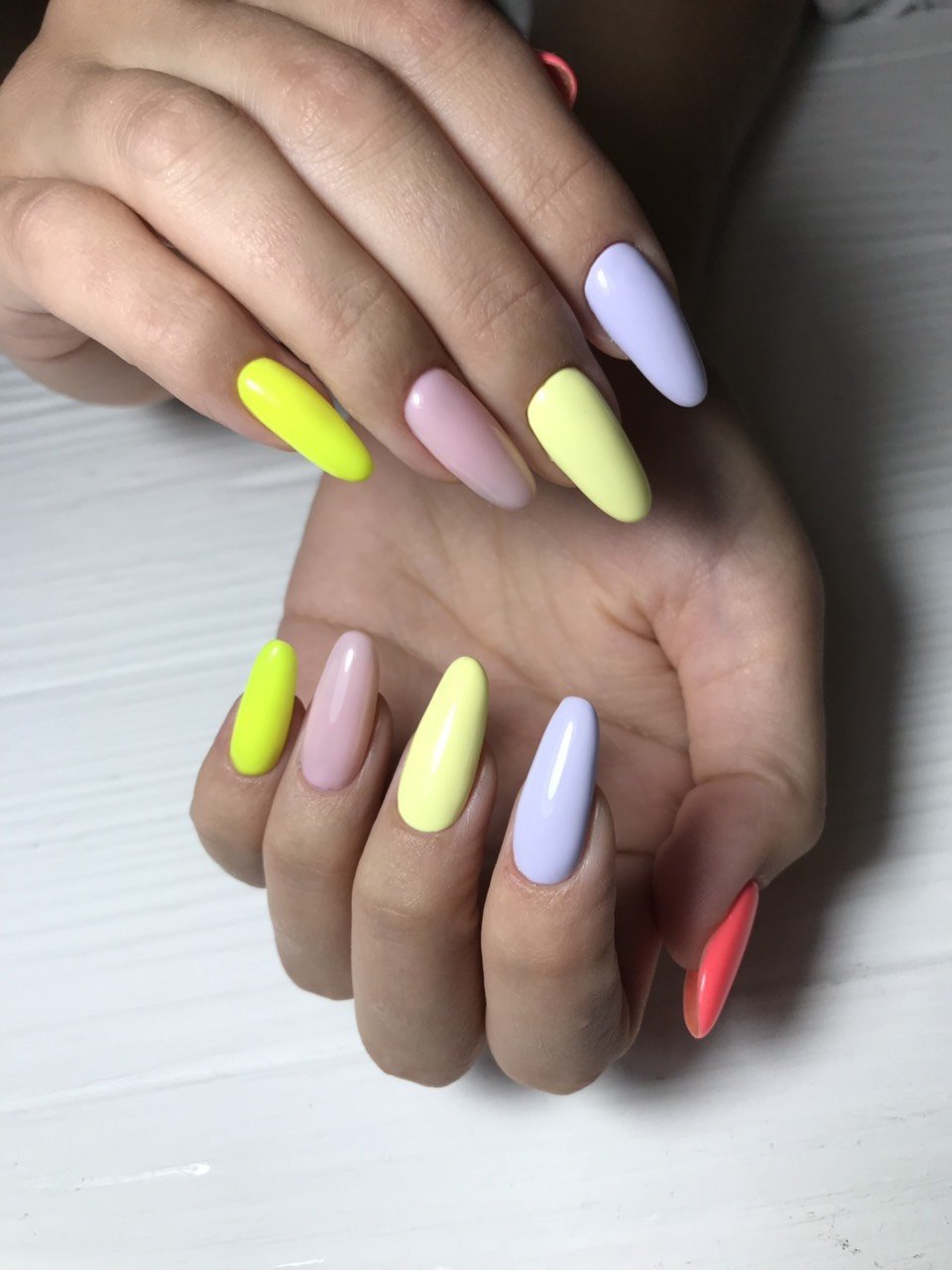 Яскравий манікюр на довгі нігті різнокольоровий, фото -  Beauty Pro