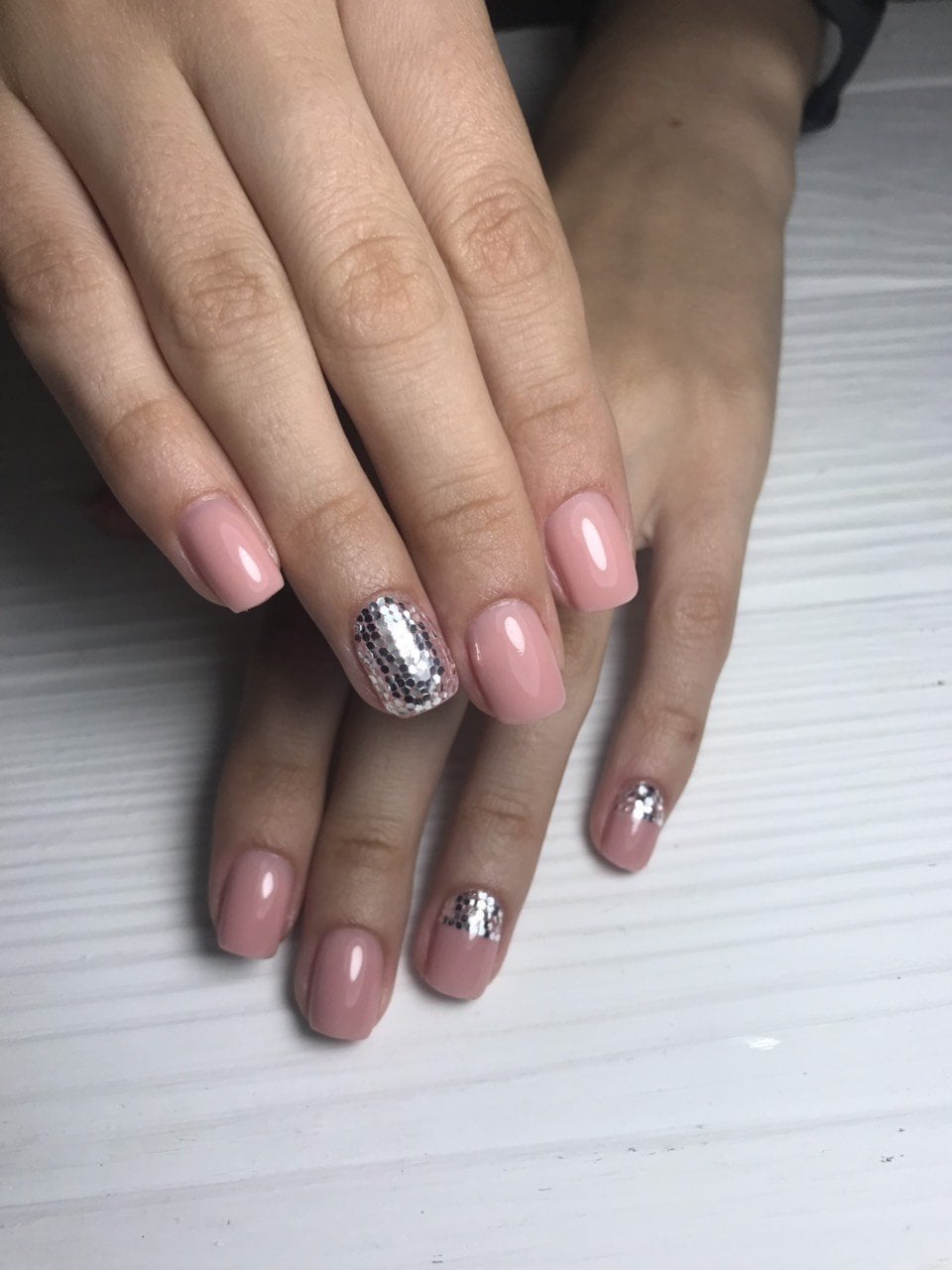 Нежный маникюр нюдовый с блестками, фото -  Beauty Pro