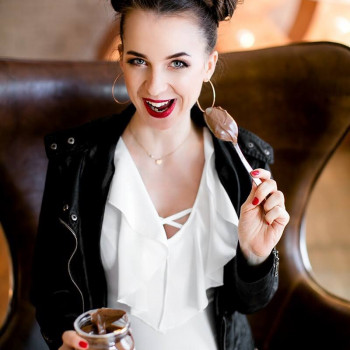 Укладка и плетение волос, подбор стиля, создание образа
                    Визажист Ольга Киев