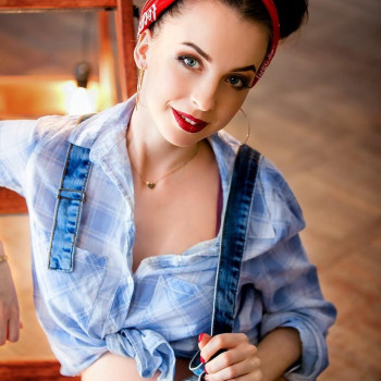 Укладка и плетение волос, подбор стиля, создание образа
                    Визажист Ольга Киев