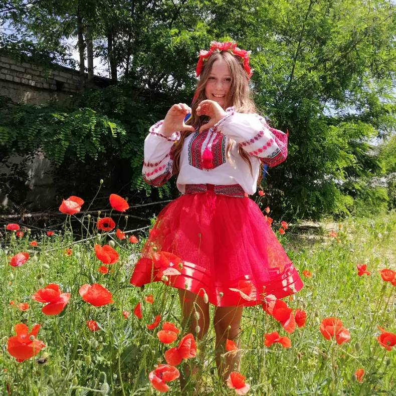 Фотосесія на природі у полі в українському стилі, фото - Майстер манікюру Анна Гашутина
