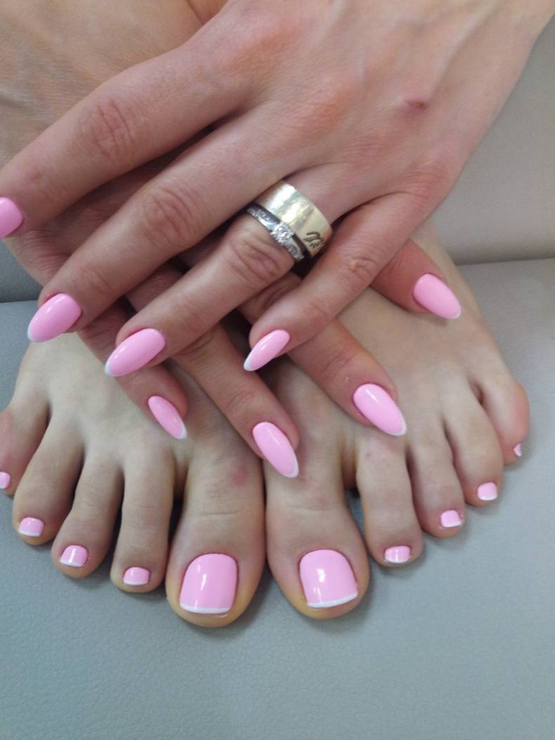 Французский маникюр яркий розовый, фото - Ногтевая студия Soledad Beauty