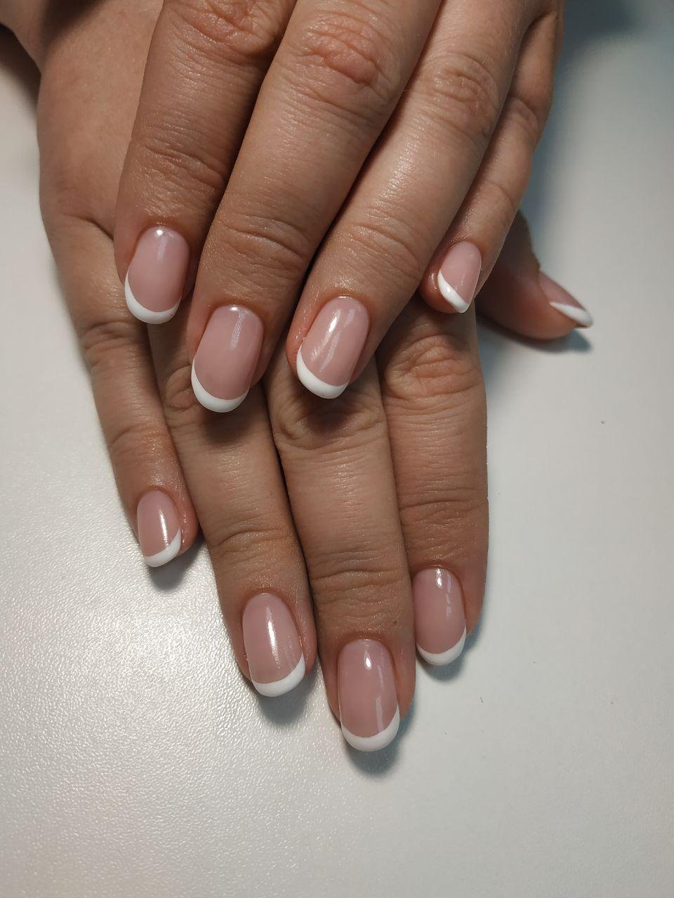 Классический маникюр на короткие ногти нежный, фото - Ногтевая студия Soledad Beauty