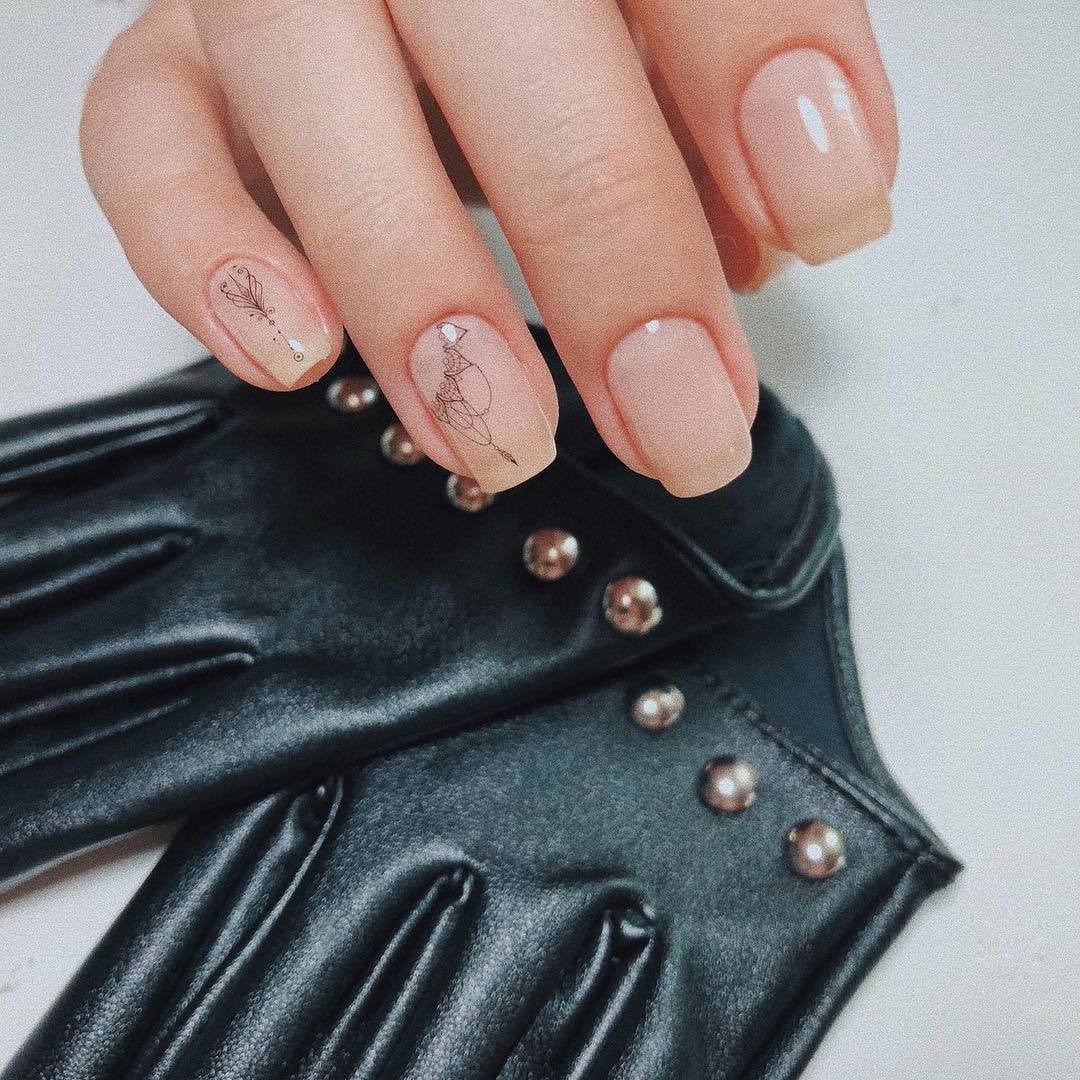 Нюдовий манікюр з наклейками корейский, фото - Нігтьова студія Nails Bar Studio