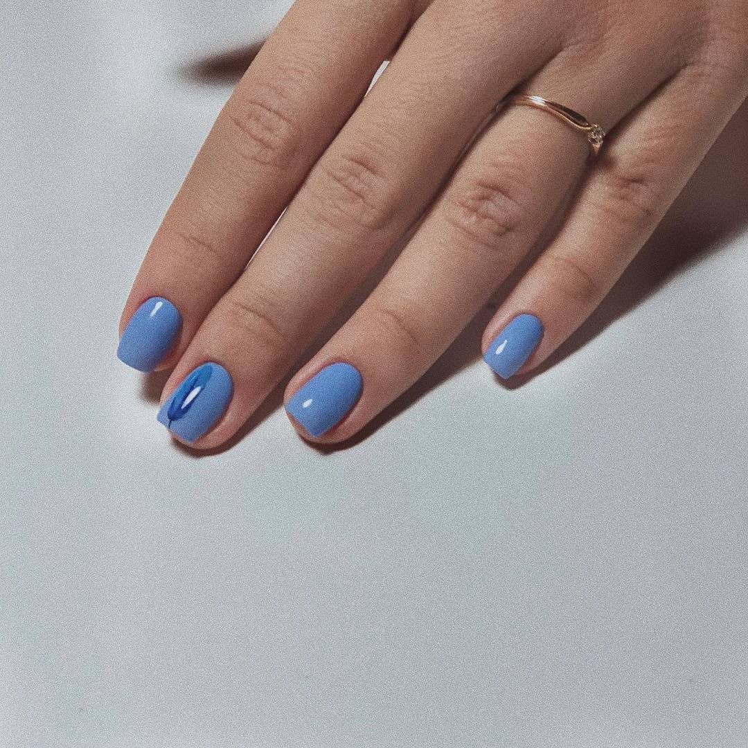 Голубой маникюр с наклейками, фото - Ногтевая студия Nails Bar Studio