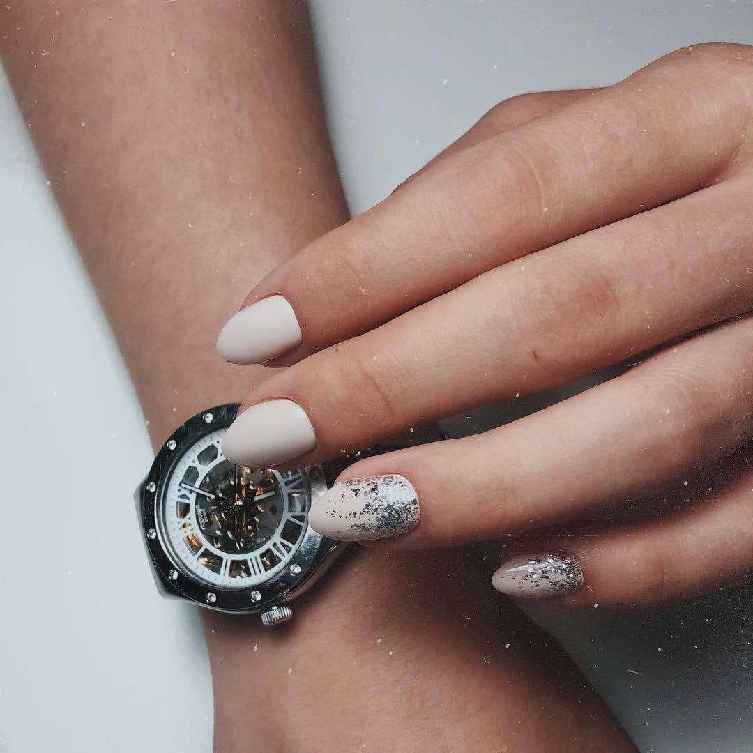 Светлый маникюр с фольгой, фото - Ногтевая студия Nails Bar Studio
