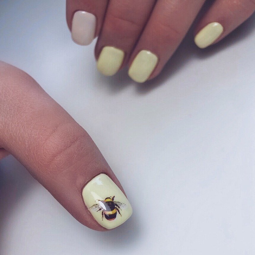 Маникюр с рисунком желтый в пастельных тонах, фото - Ногтевая студия Nails Bar Studio