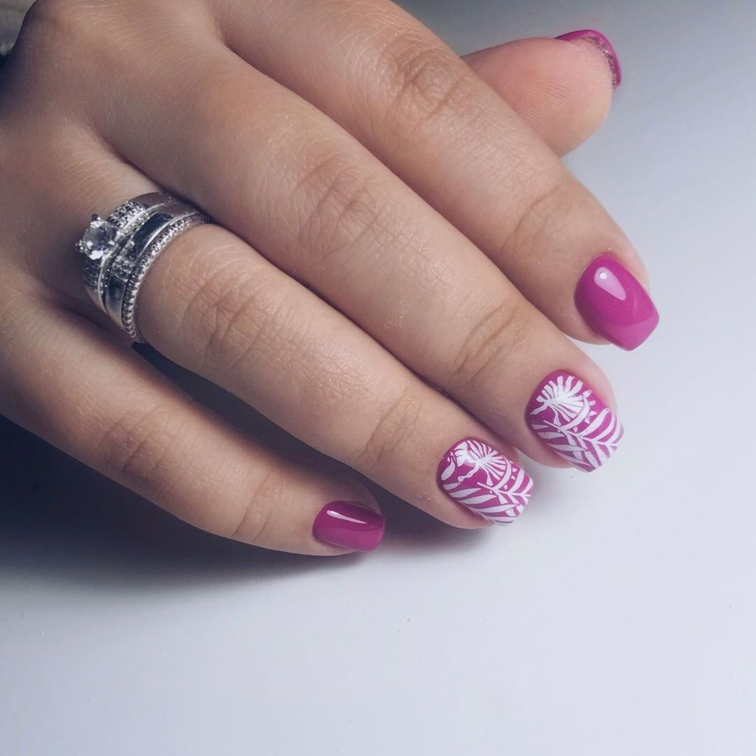 Маникюр фуксия со стемпингом с дизайном, фото - Ногтевая студия Nails Bar Studio