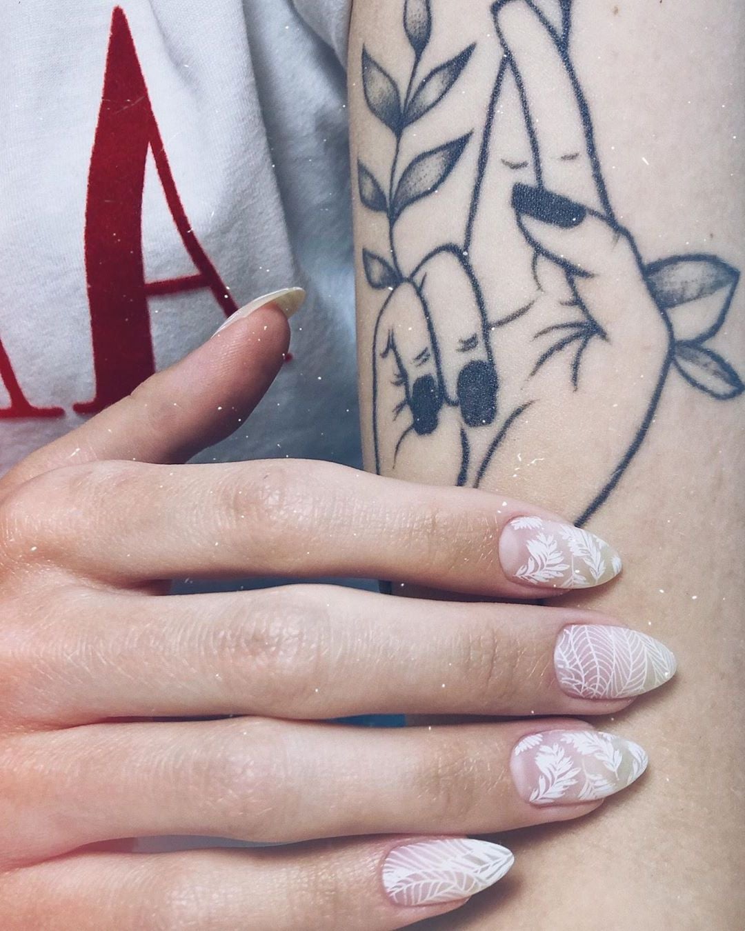 Матовый маникюр стильный со стемпингом, фото - Ногтевая студия Nails Bar Studio