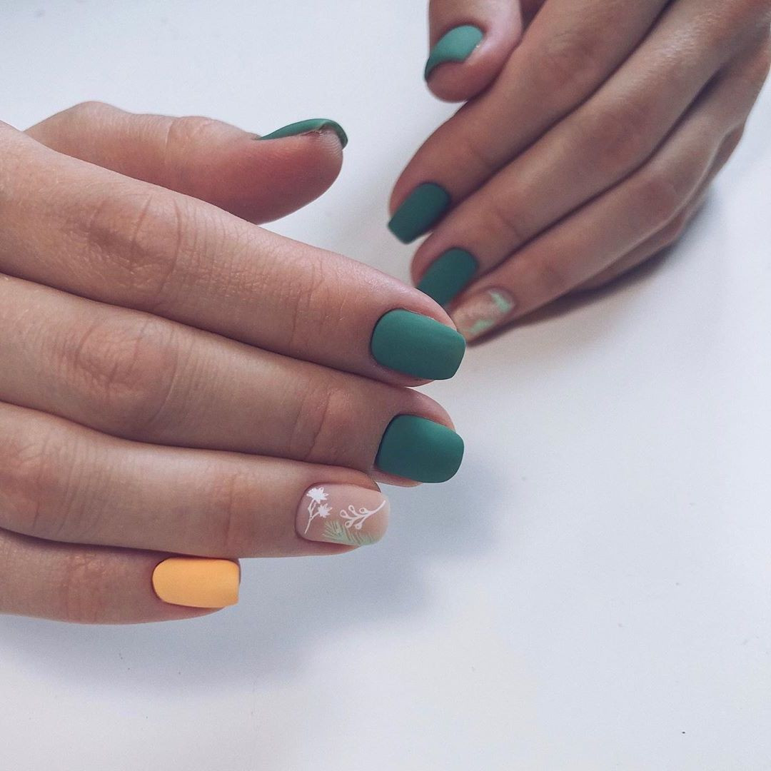 Матовий манікюр зелений з дизайном, фото - Нігтьова студія Nails Bar Studio