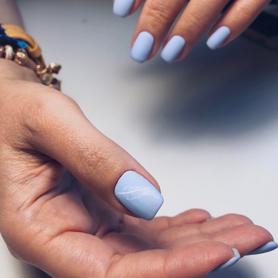 Маникюр на квадратные ногти голубой со стемпингом, фото - Ногтевая студия Nails Bar Studio