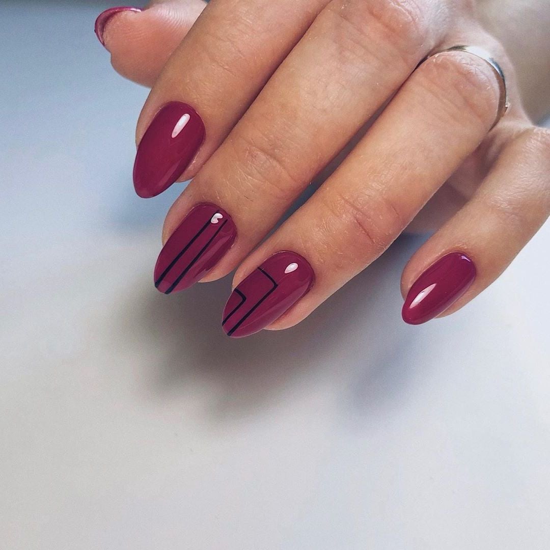 Бордовий манікюр з дизайном, фото - Нігтьова студія Nails Bar Studio