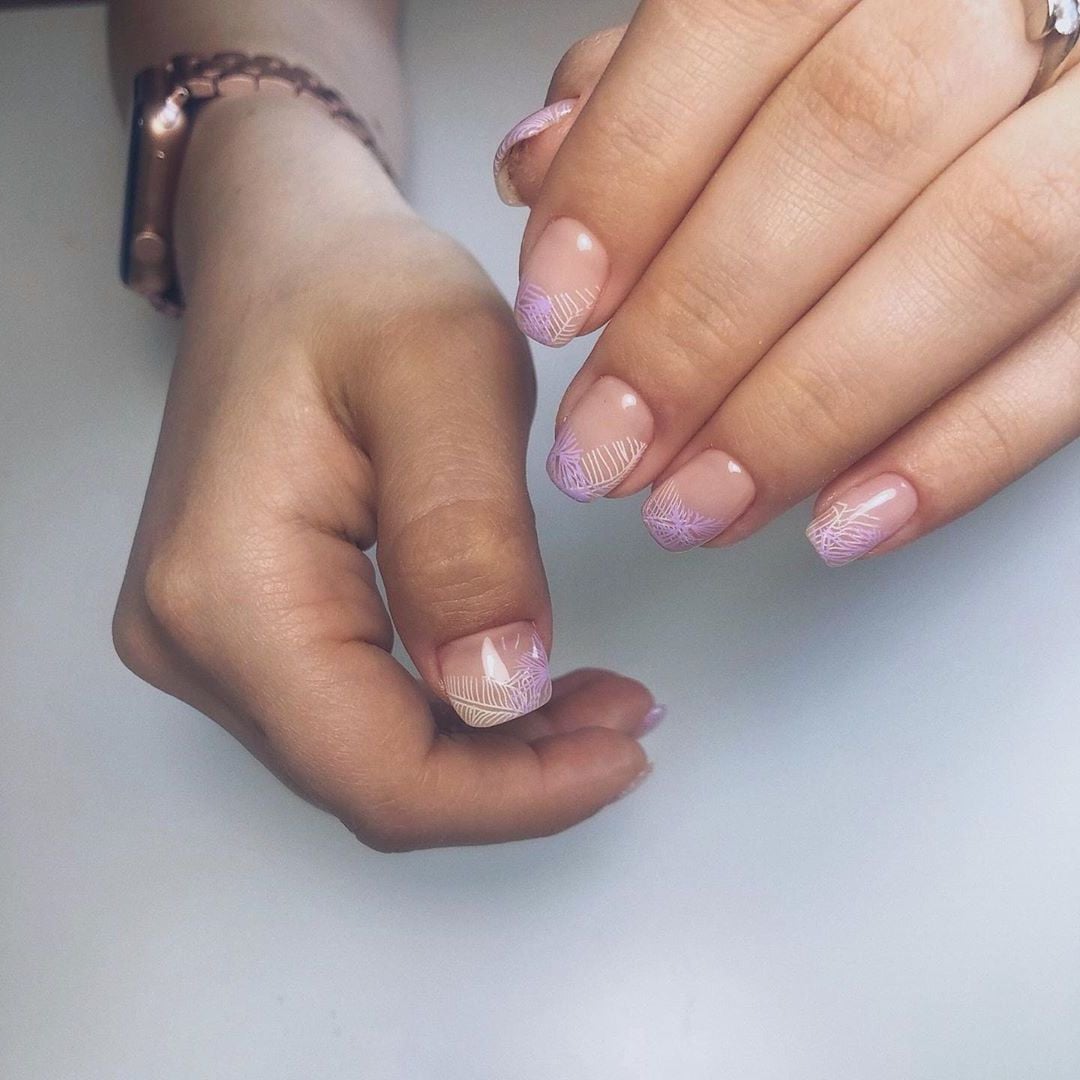 Светлый маникюр со стемпингом, фото - Ногтевая студия Nails Bar Studio