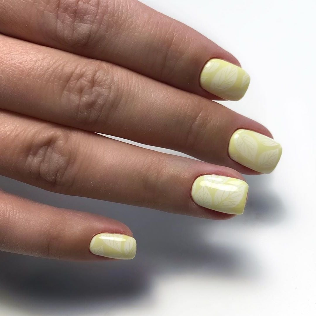 Желтый маникюр в пастельных тонах школу, фото - Ногтевая студия Nails Bar Studio