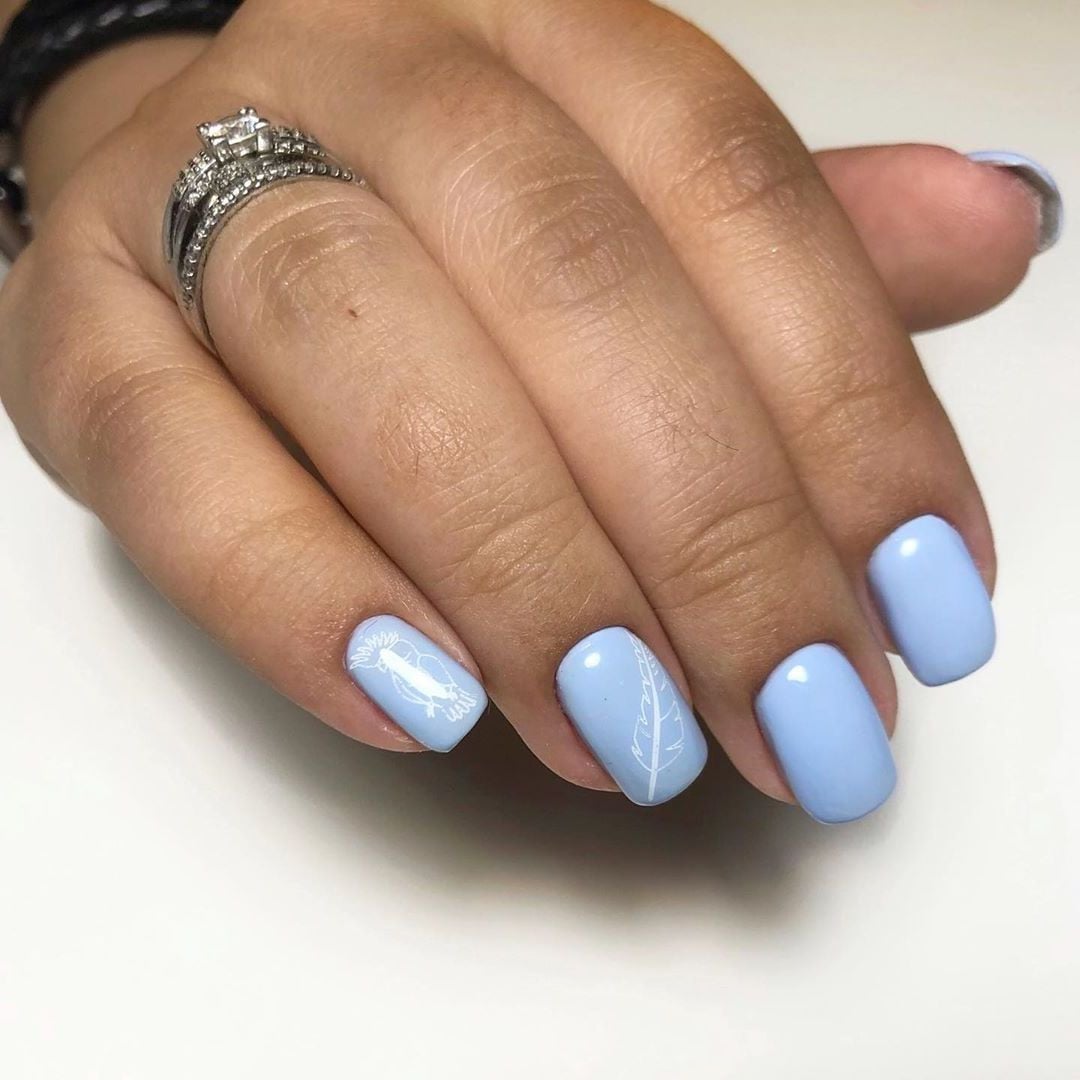 Голубой маникюр со стемпингом, фото - Ногтевая студия Nails Bar Studio