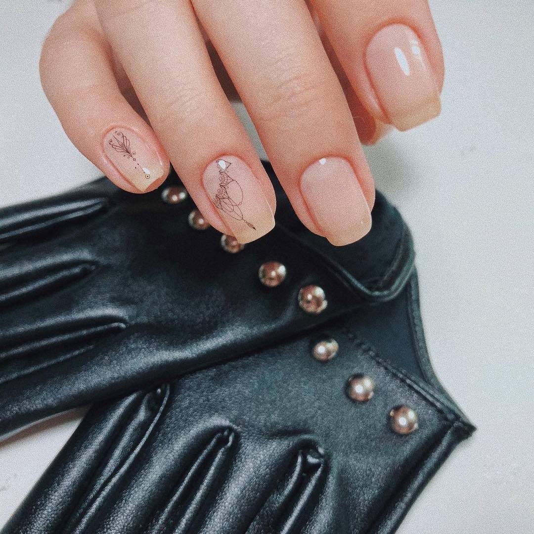 Нежный маникюр нюдовый с рисунком, фото - Ногтевая студия Nails Bar Studio