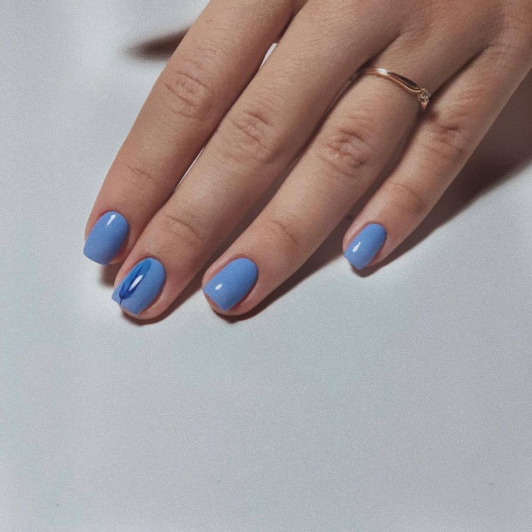 Светлый маникюр голубой с акцентом на один ноготь, фото - Ногтевая студия Nails Bar Studio