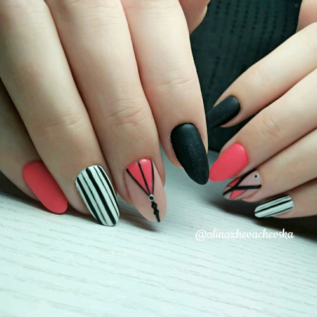 Черный маникюр матовый разноцветный, фото - Мастер маникюра Алина Жевачевская