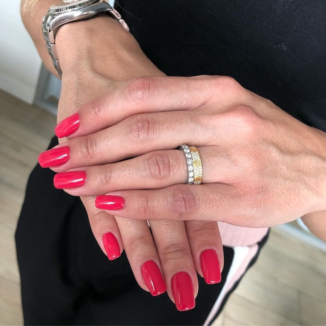 Красный маникюр на короткие ногти яркий, фото -  Juli Beauty Salon