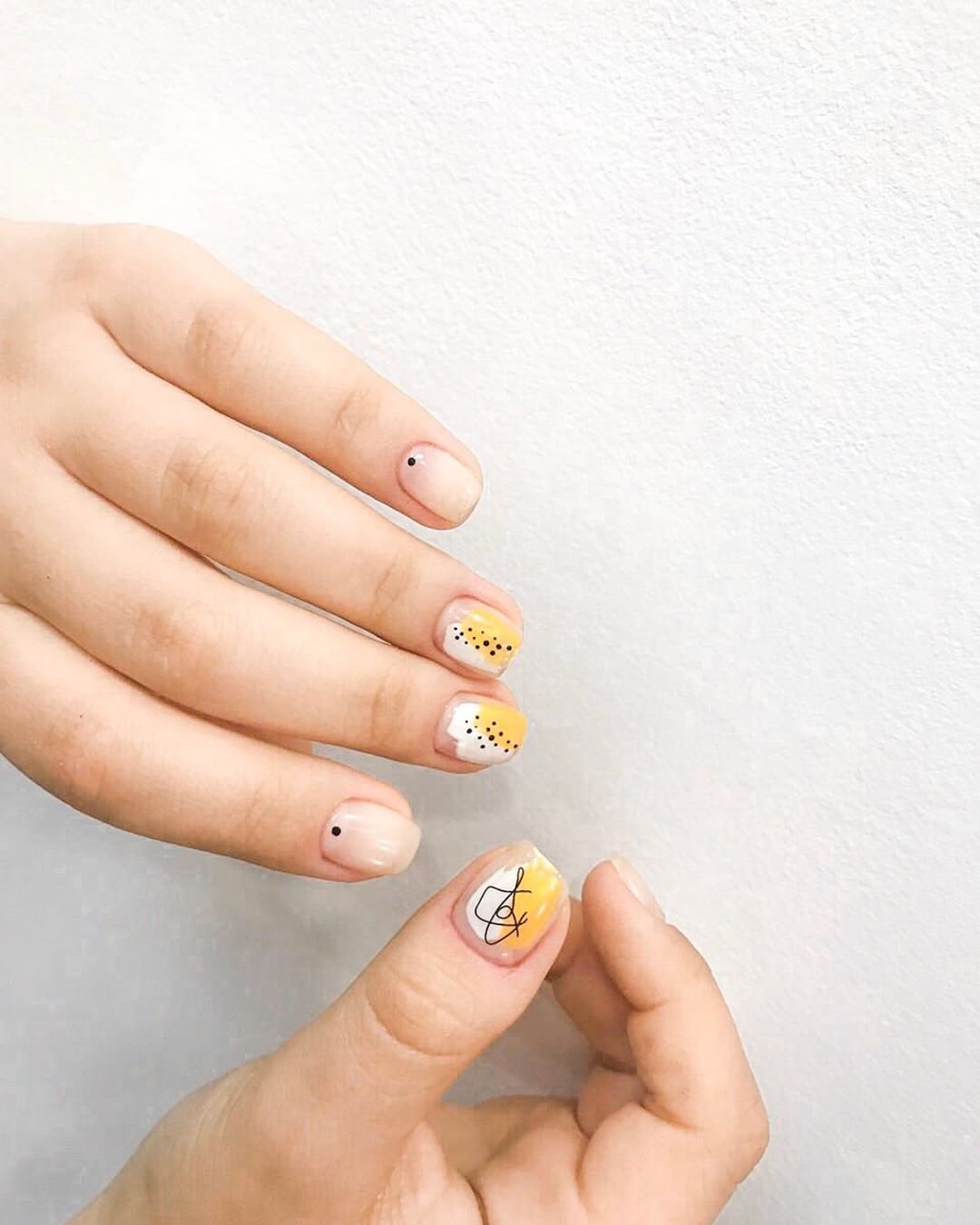 Манікюр на короткі нігті з малюнком жовтий, фото -  Nail Garden