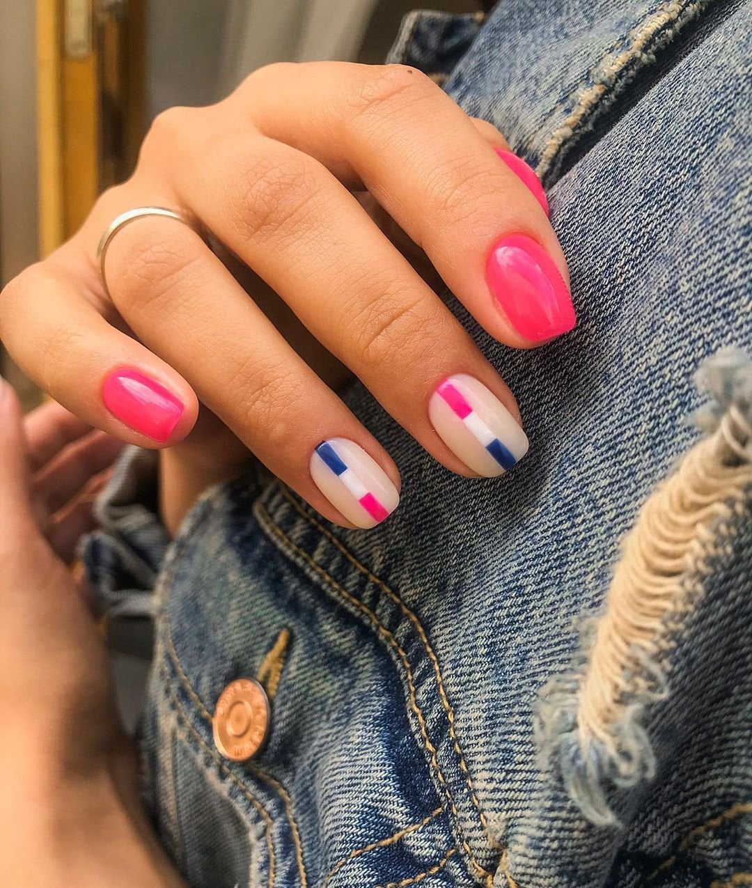 Яркий маникюр розовый на квадратные ногти, фото -  Nail Garden
