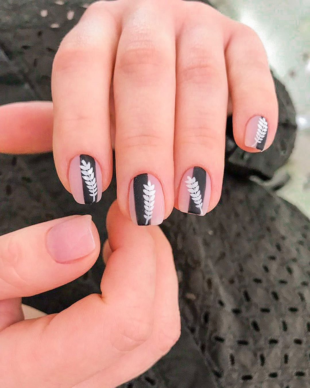 Маникюр с рисунком черный на квадратные ногти, фото -  Nail Garden