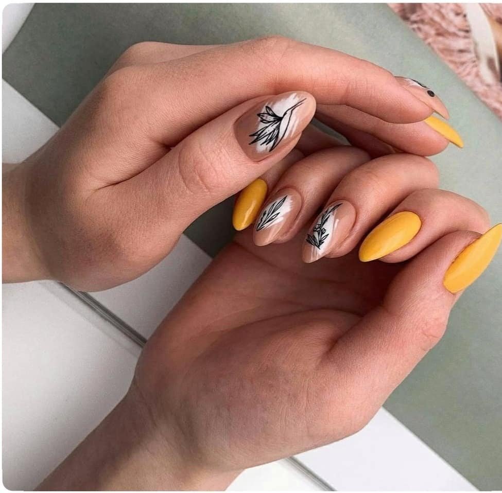 Нюдовий манікюр з малюнком жовтий, фото - Нігтьова студія SK Nail Studio