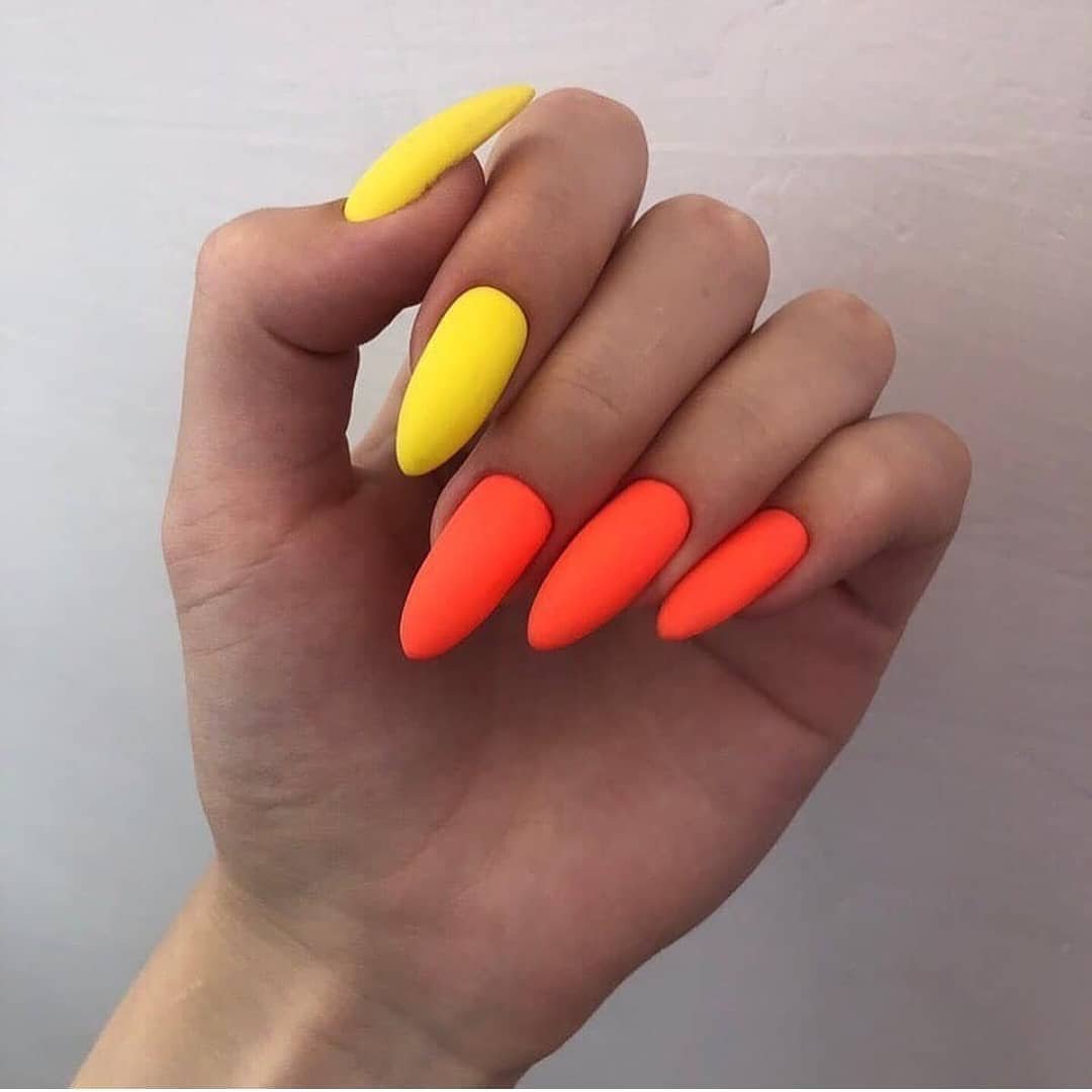 Яркий маникюр матовый на острые ногти, фото - Ногтевая студия SK Nail Studio