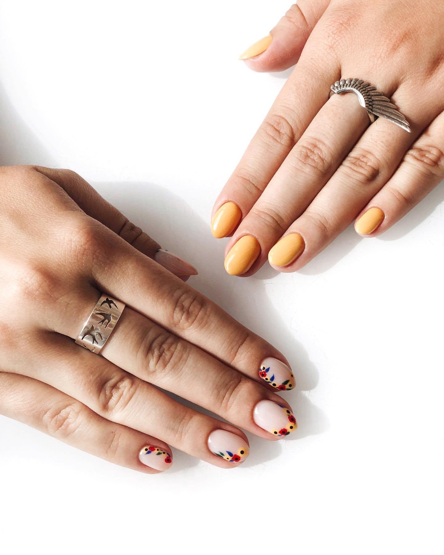 Ніжний манікюр з малюнком жовтий, фото - Нігтьова студія Nail Factory