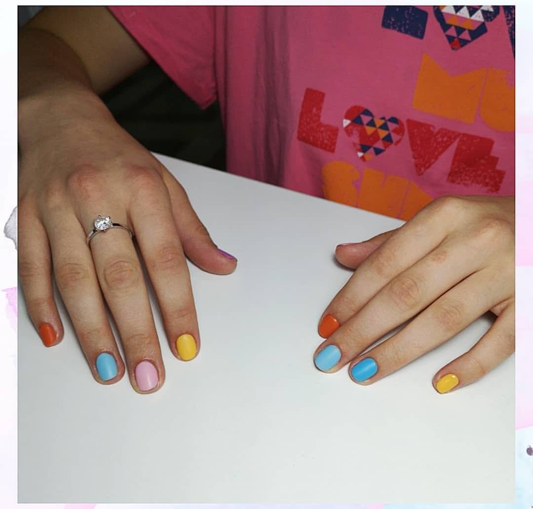 Маникюр на короткие ногти яркий разноцветный, фото - Ногтевая студия Grand Manicure