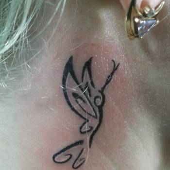 Татушка бабочки на шее