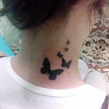 Татуировка бабочки на шее